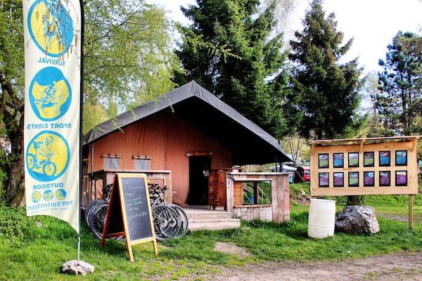 Foto van Mooi chalet op een camping, met verschillende terrassen en prachtig uitzicht - ParkFacilities