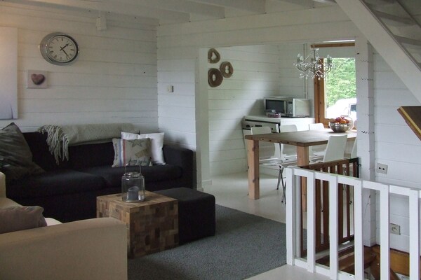 Foto van Mooi chalet op een camping, met verschillende terrassen en prachtig uitzicht - LivingRoom