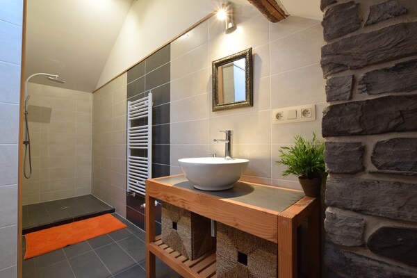 Foto van Rijtjeshuis met uitzicht op de natuur nabij Durbuy - BathRoom