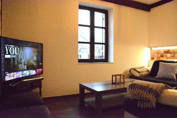 Foto van Groot, zeer net huis, sauna, 5 badkamers, speelkamer, mooie tuin, ideaal gelegen - LivingRoom