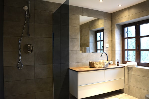 Foto van Groot, zeer net huis, sauna, 5 badkamers, speelkamer, mooie tuin, ideaal gelegen - BathRoom