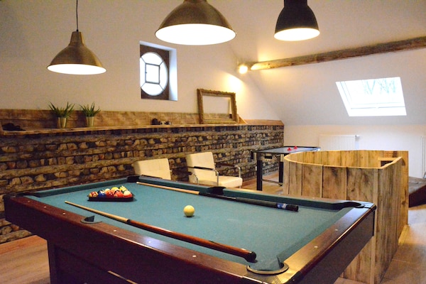 Foto van Groot, zeer net huis, sauna, 5 badkamers, speelkamer, mooie tuin, ideaal gelegen - RecreationRoom