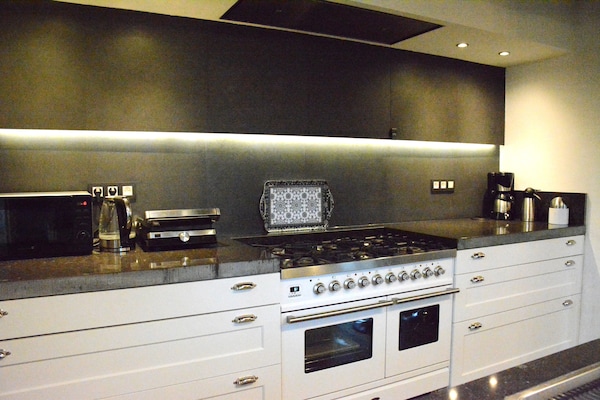 Foto van Groot, zeer net huis, sauna, 5 badkamers, speelkamer, mooie tuin, ideaal gelegen - Kitchen