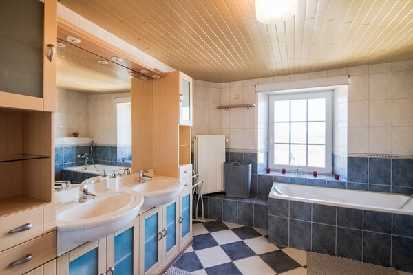 Foto van Mooie boerderij in Houffalize met binnenplaats - Vakantiehuis in Houffalize - BathRoom