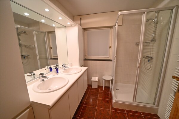 Foto van Vakantiehuis in Noiseux met BBQ-terras - Vakantiehuis in NOISEUX - BathRoom