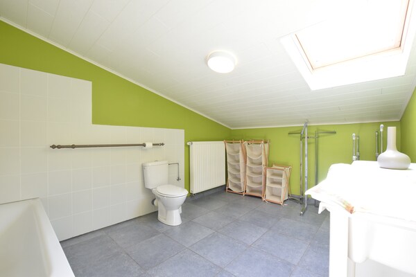 Foto van Libramont Stone Garden Haven - Vakantiehuis in Sainte-Marie Chevigny - BathRoom