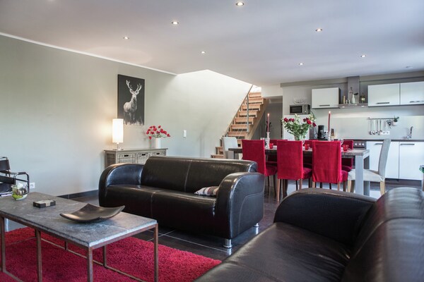 Foto van Zeer verzorgd vakantiehuis met open haard, gelegen nabij een bos - LivingRoom