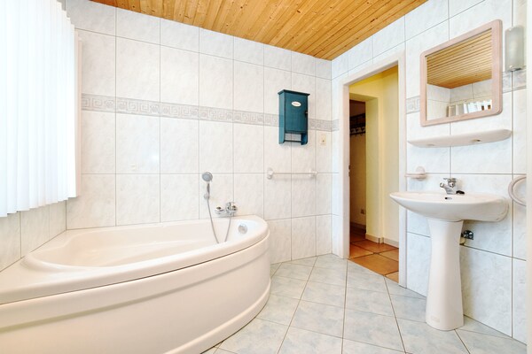 Foto van Vakantiehuis in Schönberg met jacuzzi - Vakantiehuis in Schönberg / Sankt Vith - BathRoom