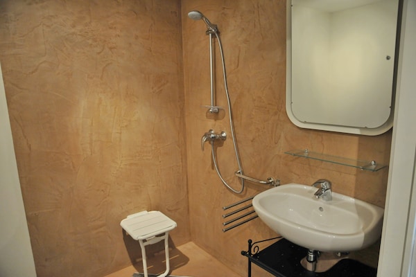 Foto van Vakantiehuis in Somme-Leuze met Sauna & Tuin - Vakantiehuis in Noiseux - BathRoom