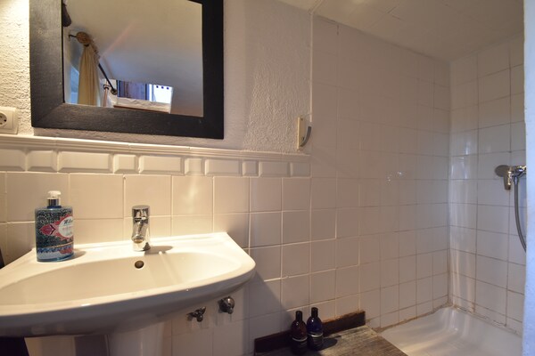Foto van Sfeervol vakantiehuis in Beauraing met verlichte tuin - BathRoom