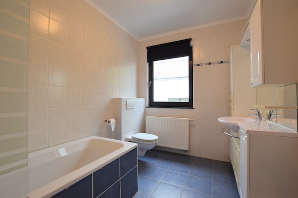 Foto van Ontspannen & Spelen in de Ardennen - Vakantiehuis in Vaux-Sur-Sure - BathRoom