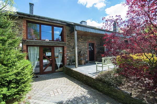 Foto van Gezellig appartement in Sensenruth met een bubbelbad - HallReception