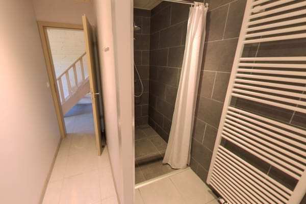 Foto van Luxe chalet met sauna in het bos nabij Durbuy - Vakantiehuis in Barvaux - BathRoom