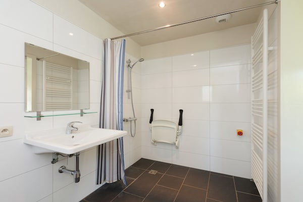 Foto van Villa in Septon met Ardennenzicht & Sauna - Vakantiehuis in Durbuy - BathRoom