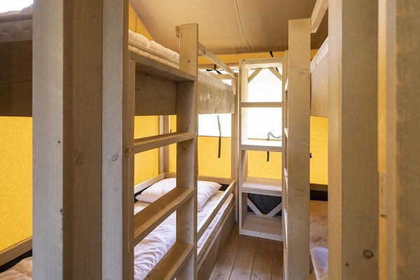 Foto van Houten 8-persoons vakantietent - Vakantiehuis in Signy-l’Abbaye - 