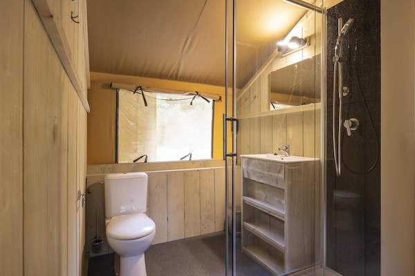 Foto van Houten 8-persoons vakantietent - Vakantiehuis in Signy-l’Abbaye - 