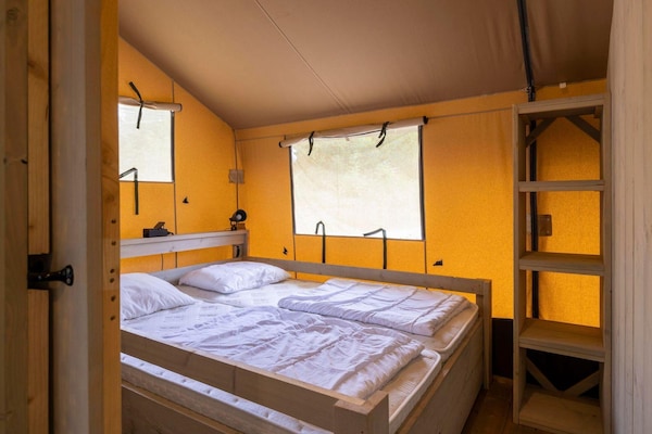 Foto van Houten 8-persoons vakantietent - Vakantiehuis in Signy-l’Abbaye - BedRoom