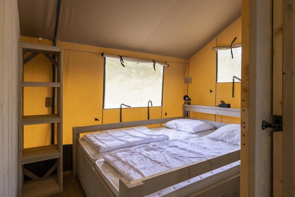 Foto van Houten 8-persoons vakantietent - Vakantiehuis in Signy-l’Abbaye - 